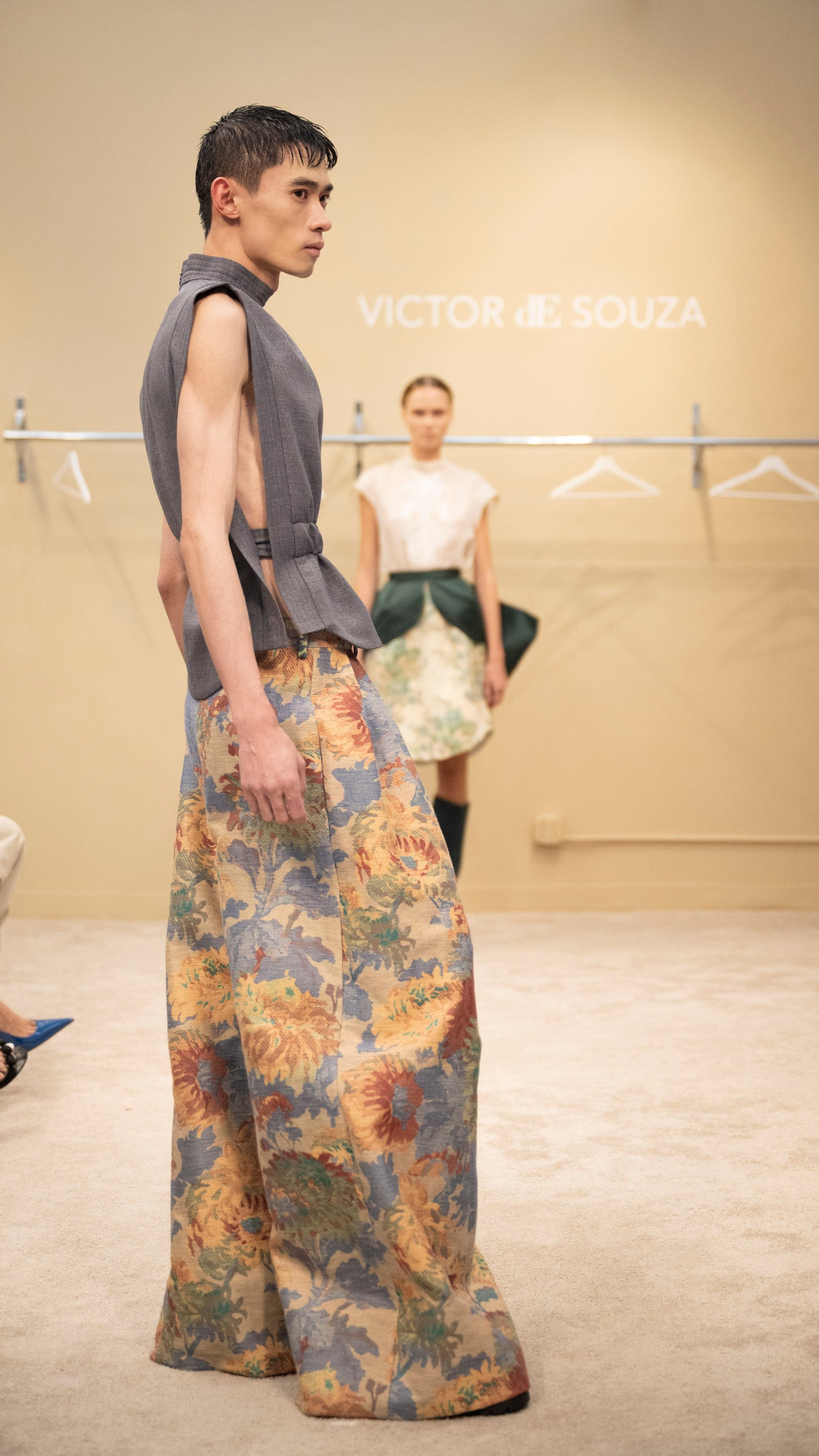 Brocado pleaded oversize pants